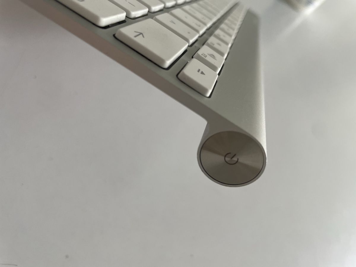 Apple Tastaturen: Apple Tastatur Batterie – Defekt aus Basel von car_bgg7 2