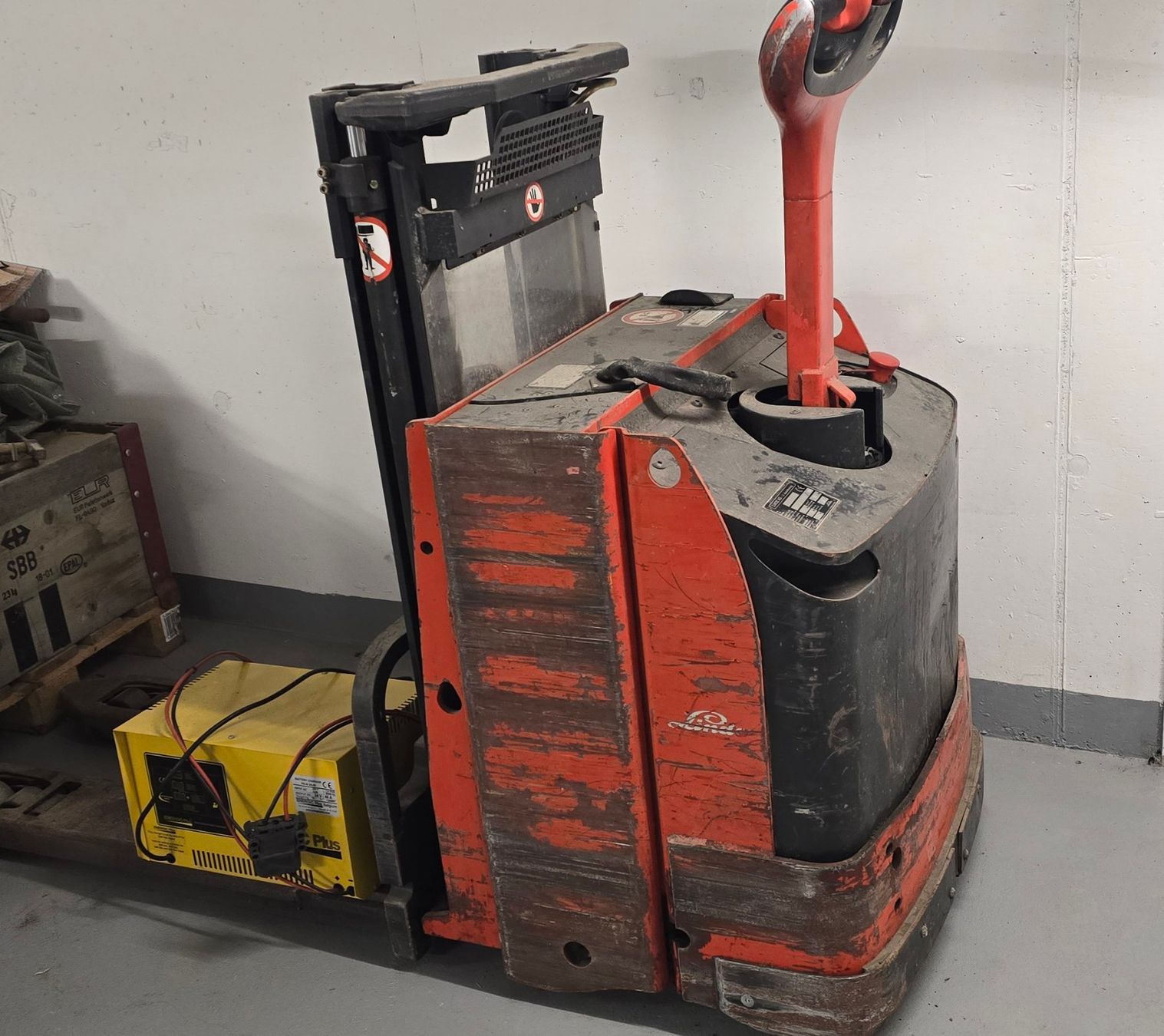 Linde Carrelli elevatori e a forche: Hubstapler (Niedermast, elektrisch) – Usato da Uetliburg SG venduto da SUGORI 1