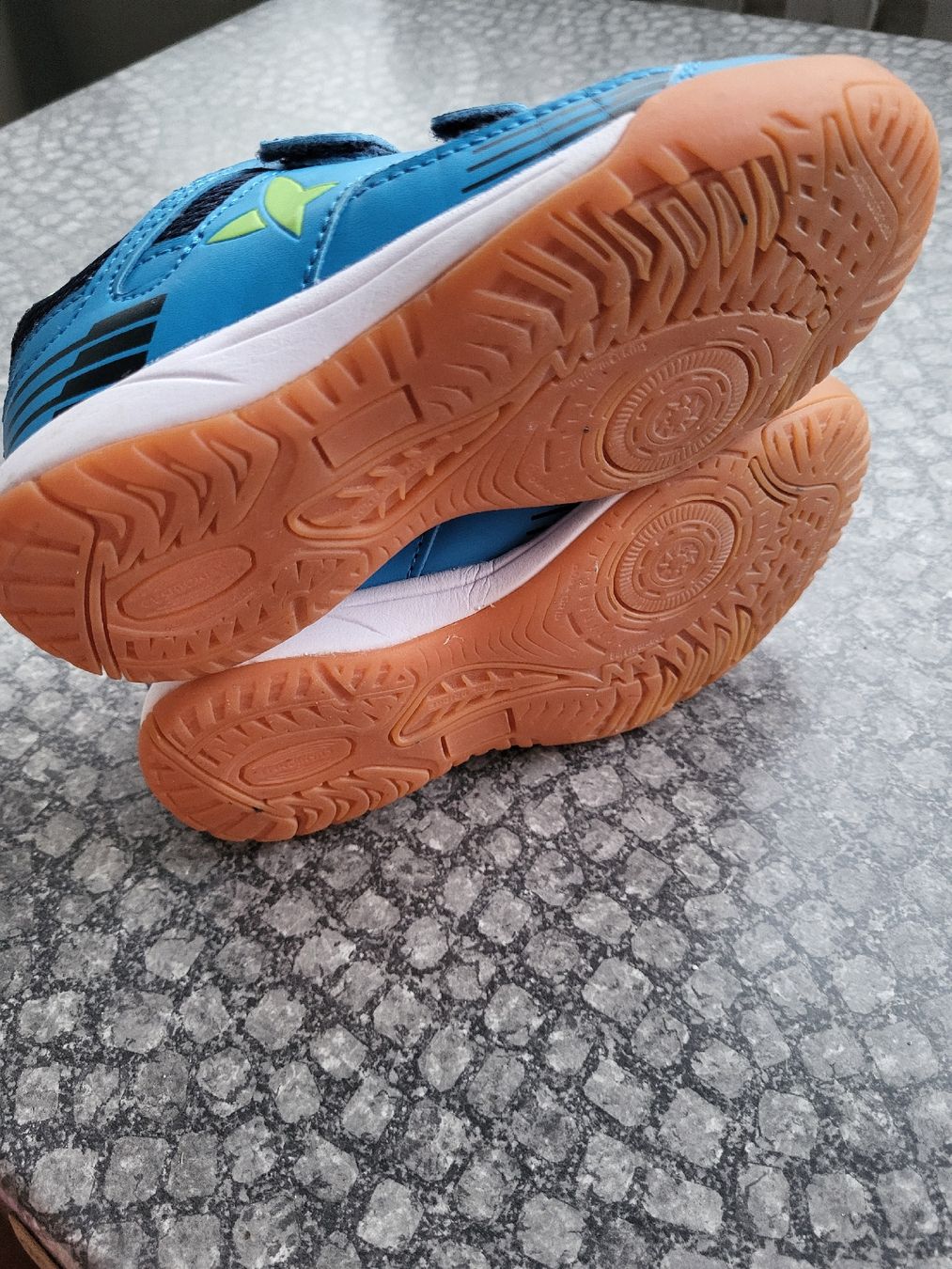 Schuhe für Jungen: Hallenschuhe mit Klettverschluss, Gr. 28 – Gebraucht aus Biel/Bienne von Aare5 2