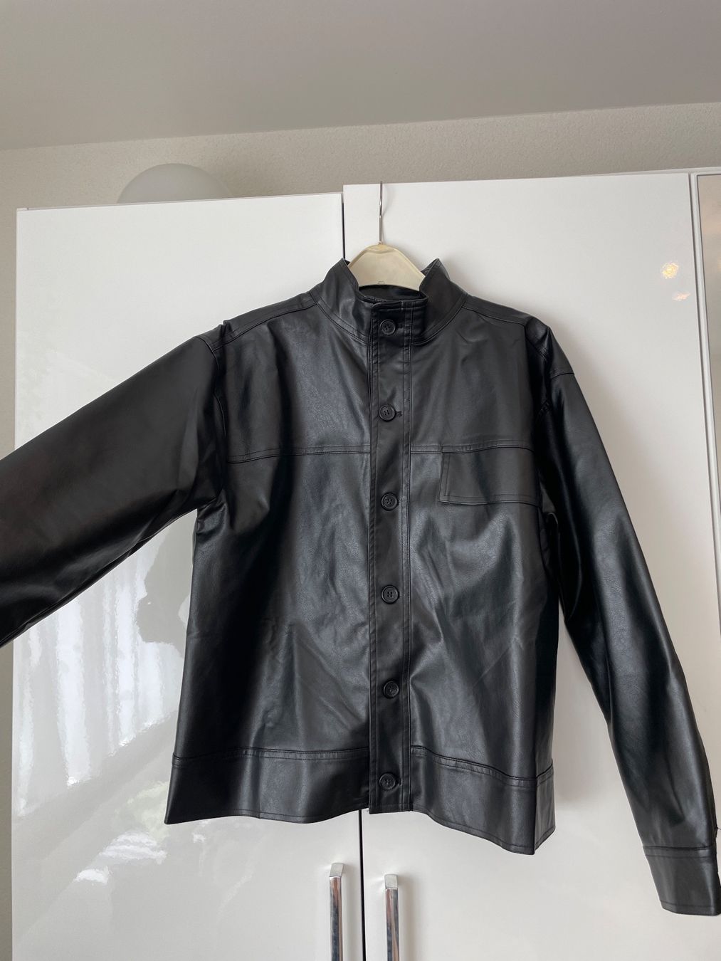 Vestes: schwarze Jacke, Lederoptik – Neuf (Voir description) à St. Gallen par celiinecosta