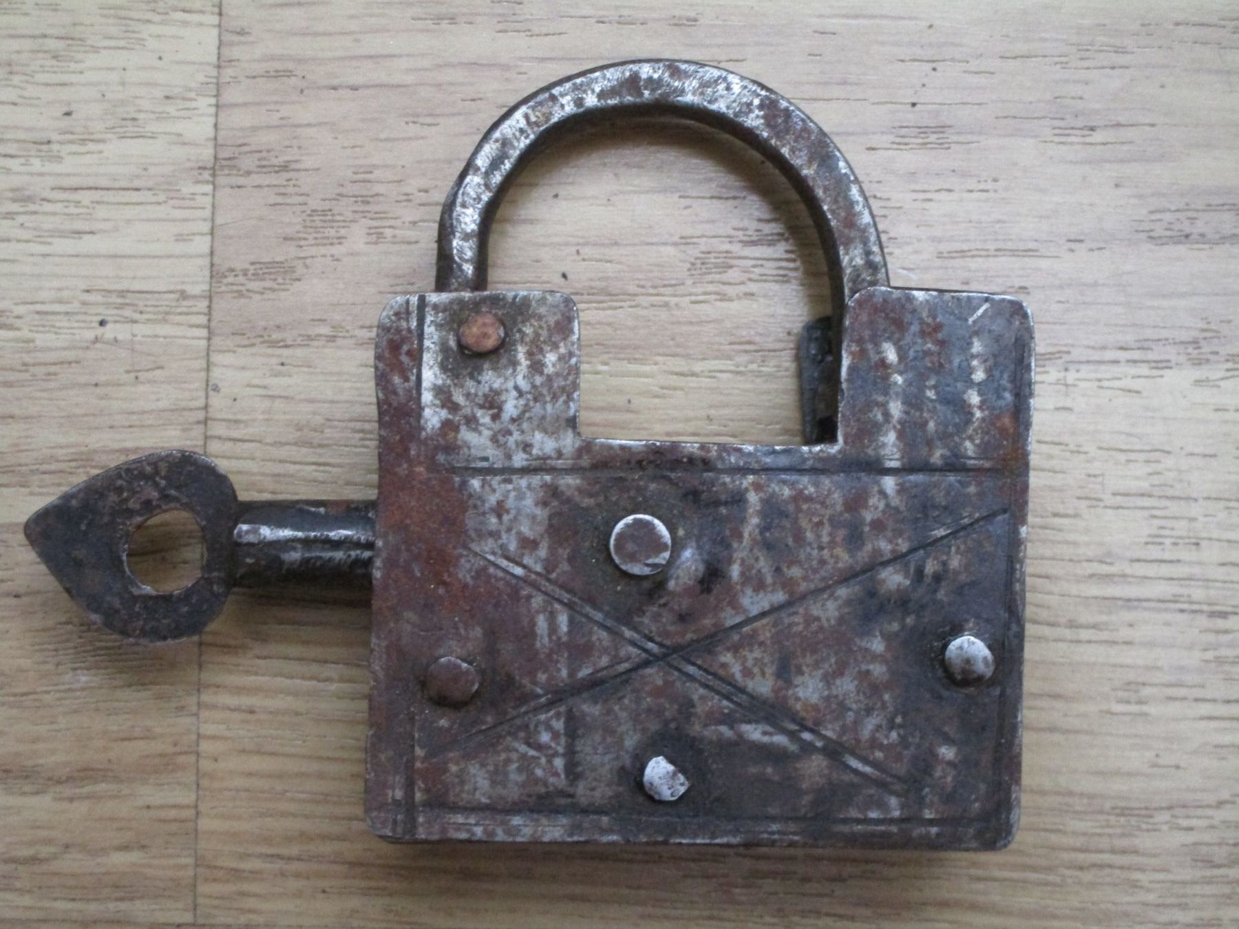 Cadenas: Antikes Vorhängeschloss mit Schlüssel – D'occasion à Heimberg par Lupo57 2