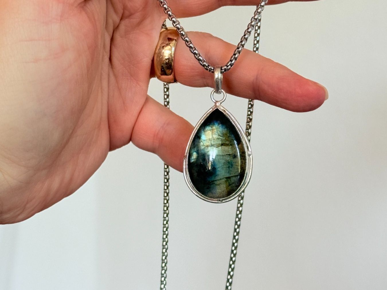 Catenine: Collier Labradorite Pendentif Goutte Unique – Nuovo e nell'imballaggio originale da Genève venduto da AWWA