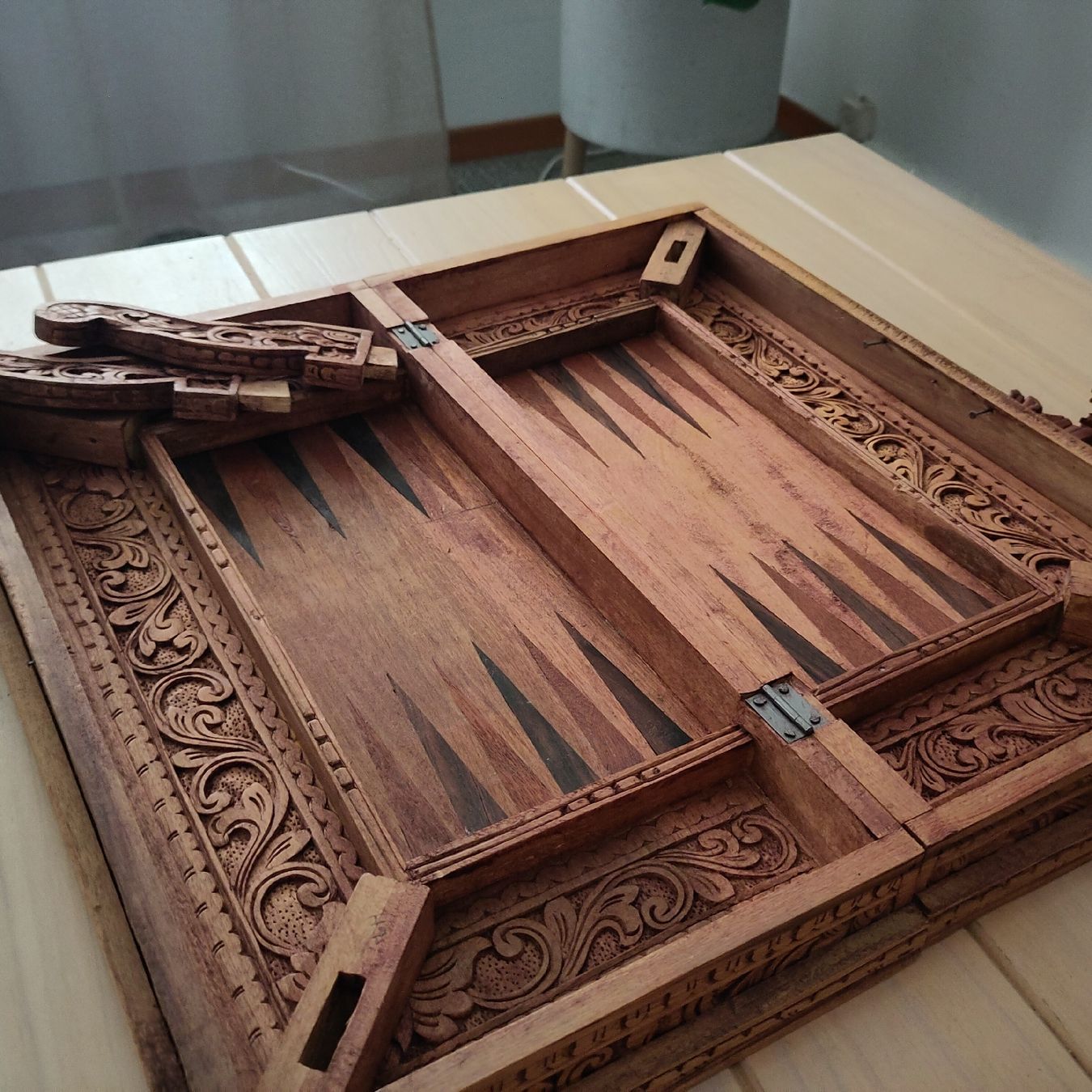 Giochi: Handgeschnitzter Spielkoffer aus Holz - Schach & Backgammon – Usato da Romanshorn venduto da SuperRetro64 4