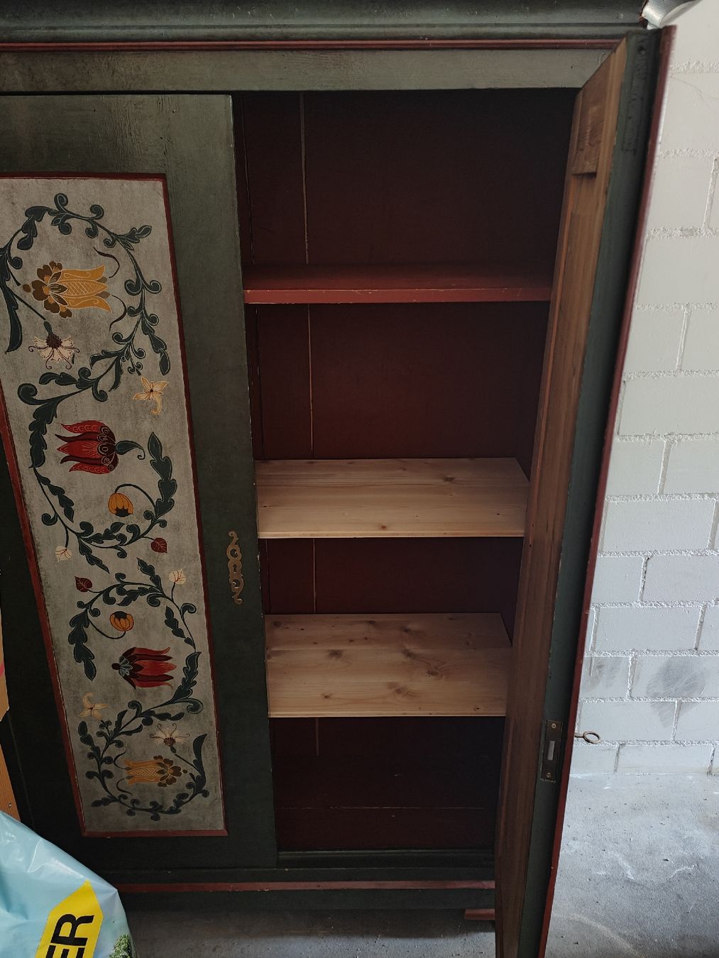 Armadi: Antik Schrank mit Muster. – Usato da Tuggen venduto da Ridbou21 2