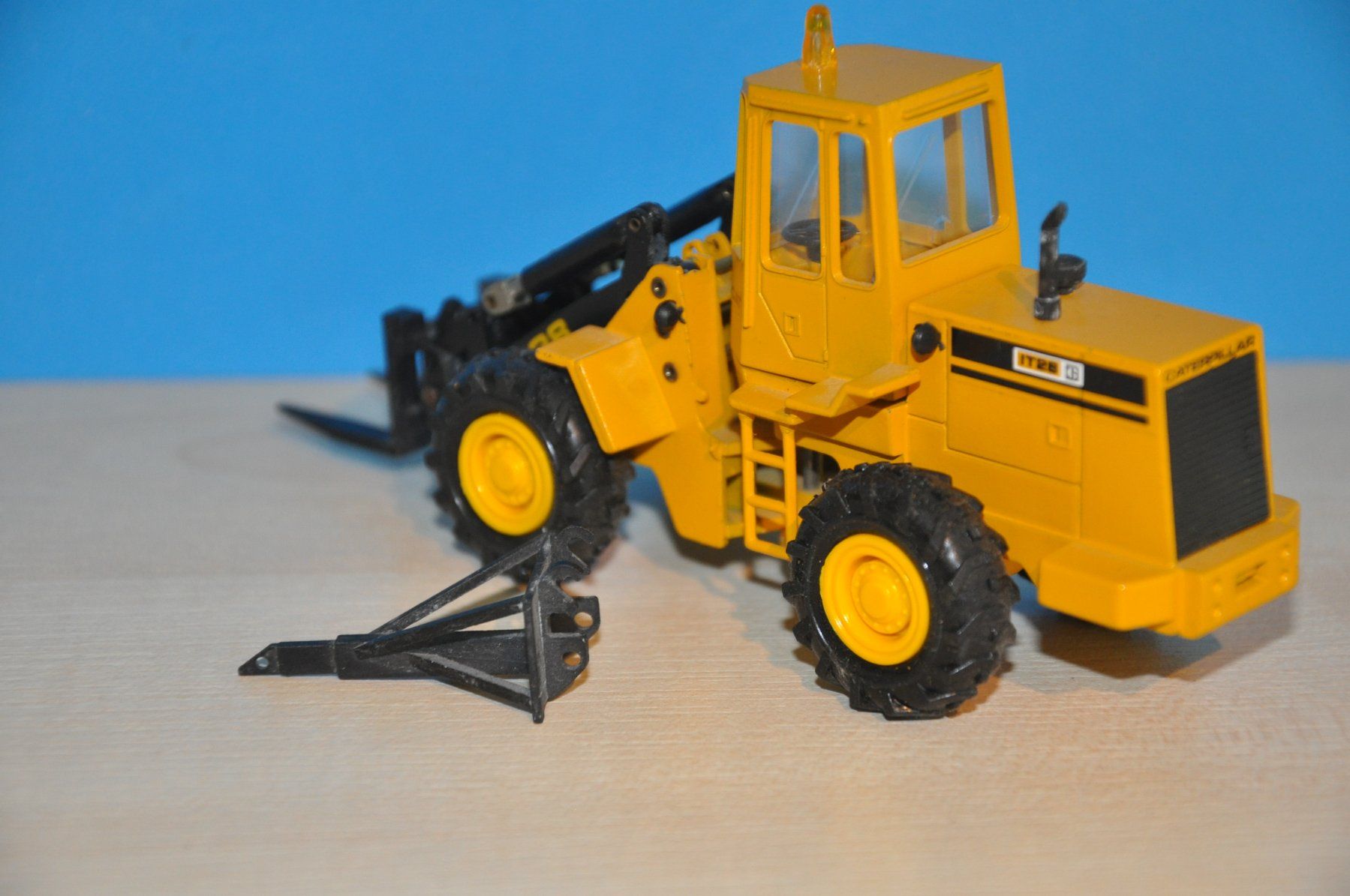 Conrad Kit di modellismo & Modellini statici: CAT IT 28 Industrieradlader – Usato da Mitlödi venduto da worker04 1