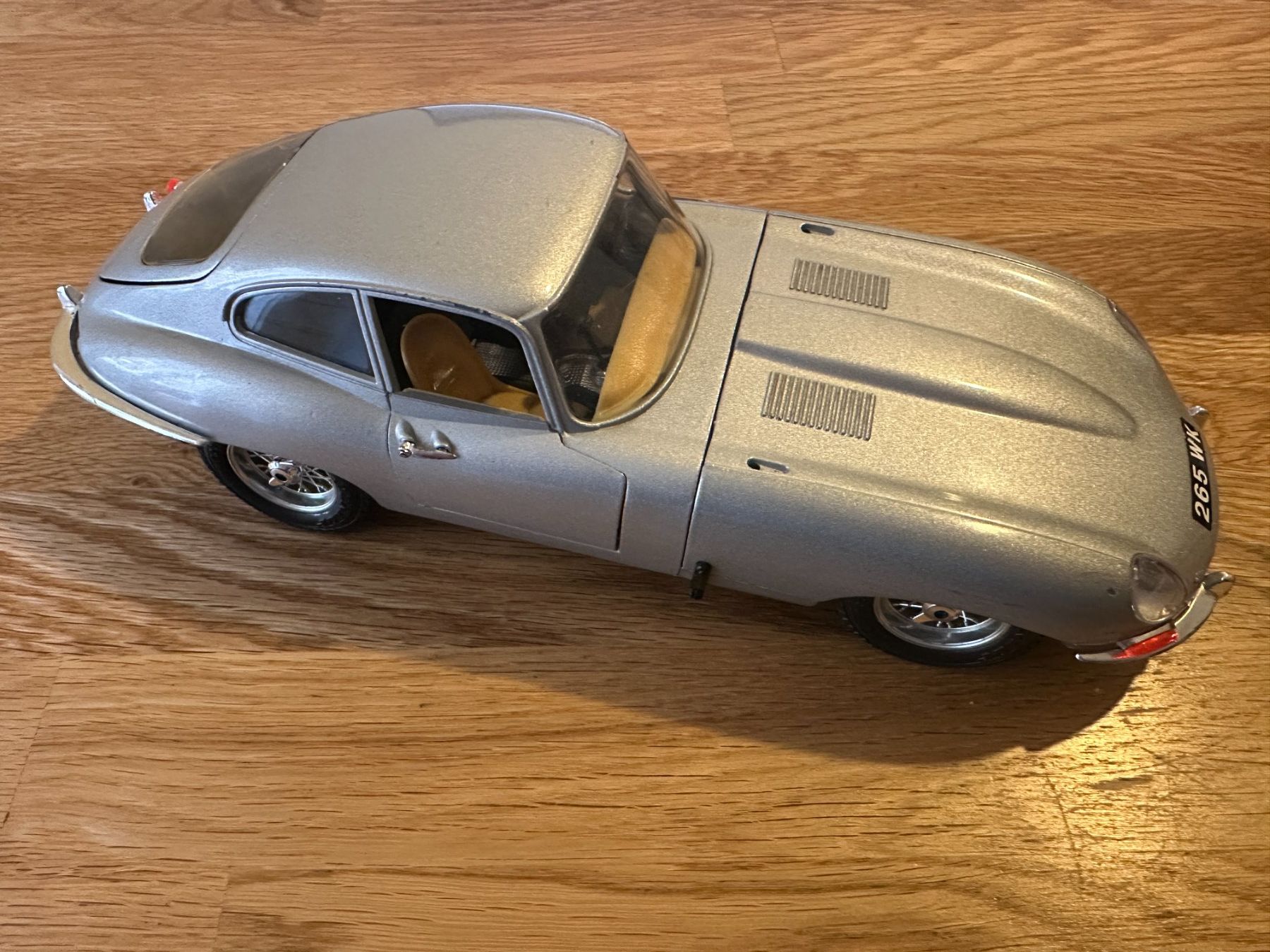 Bburago Modellini d'auto: Bburago E-Type Jaguar Silber 1:18 – Usato da Lausanne venduto da brixton