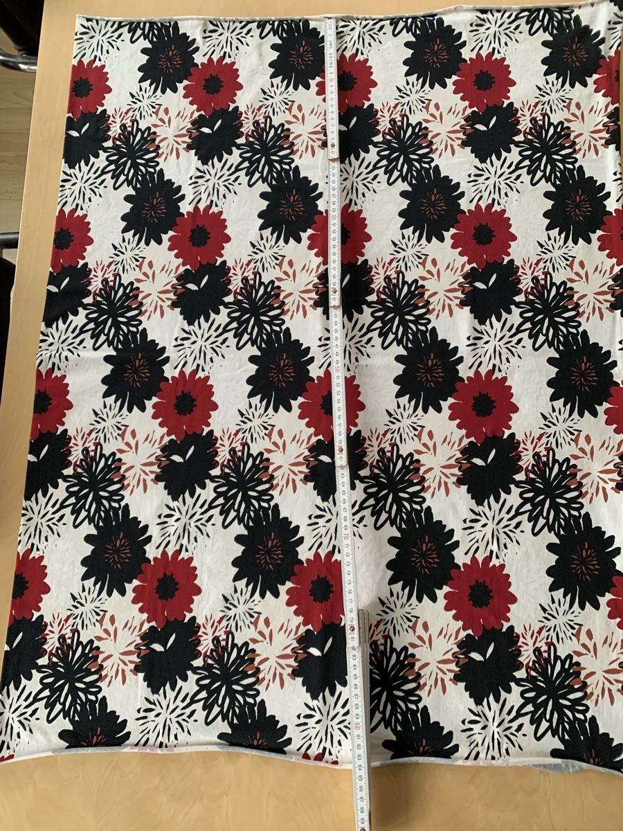 Tessuti: Jersey Stoff mit Blumenmuster, rot/schwarz/weiss – Nuovo (secondo la descrizione) da Galgenen venduto da Waldliesel 3
