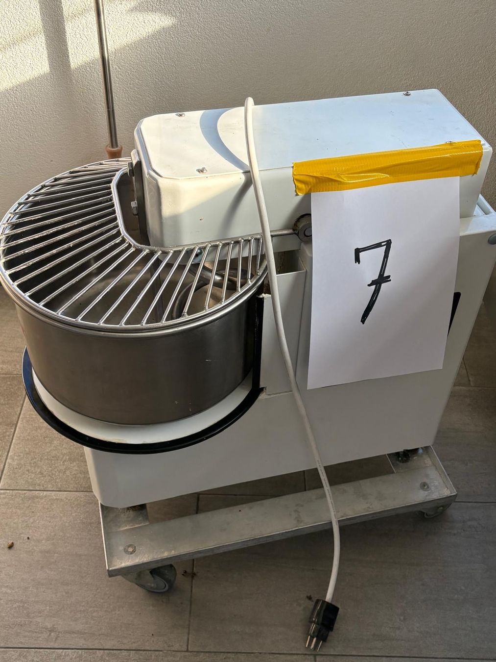 Appareils de cuisine: Knetmaschine Teigmaschine mit Deckel auf Rollen – D'occasion à Visp par mbb_xs75