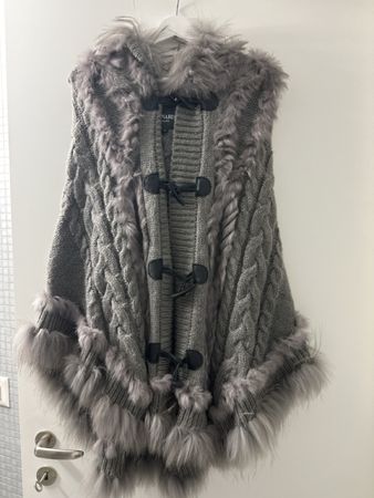 Leonardo Strickponcho mit Pelzbesatz und Kapuze, Gr. S