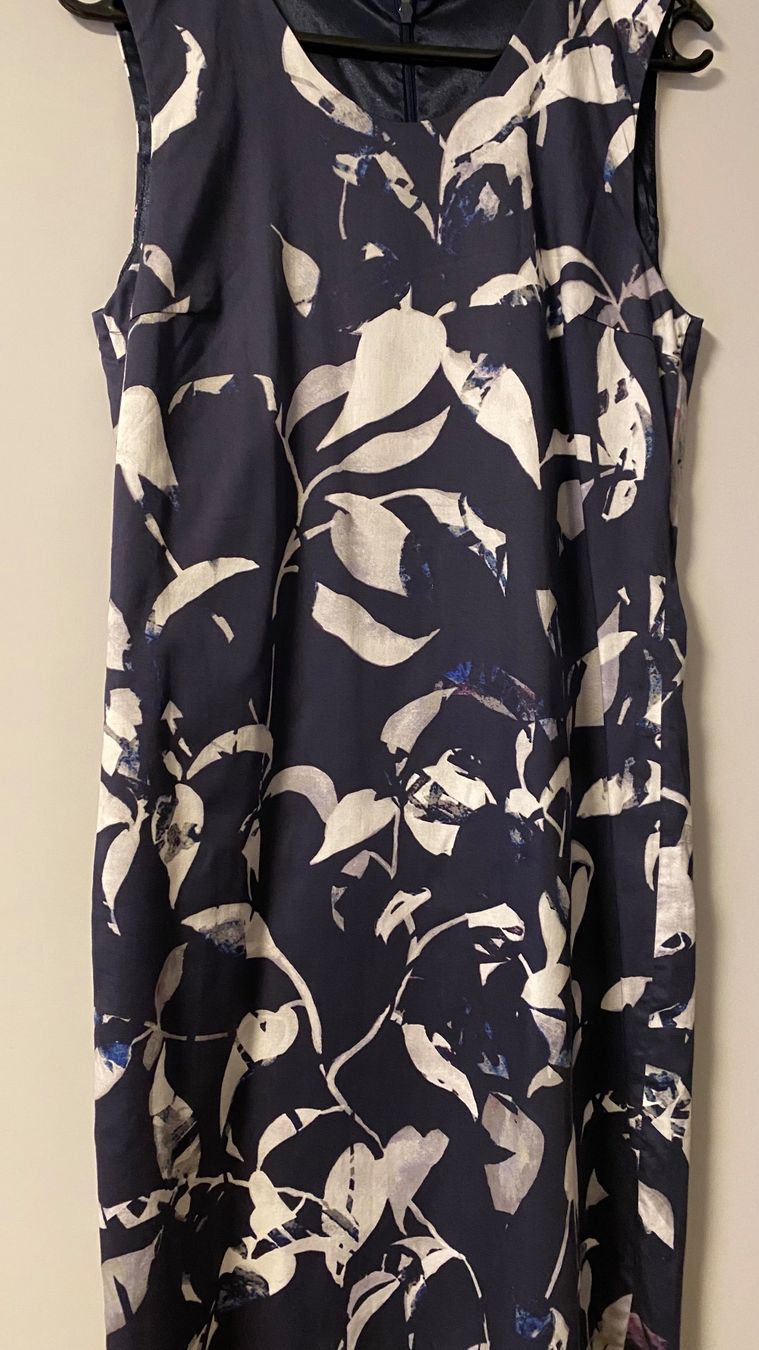 Vestiti: Sommerkleid Dunkelblau mit Blättermuster – Usato da Starrkirch-Wil venduto da sclupain