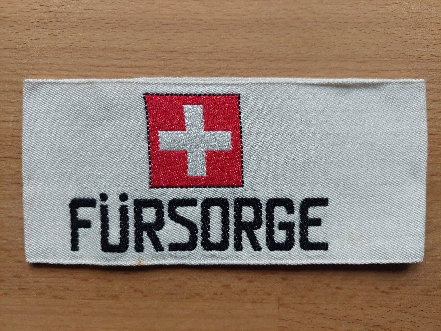 Schweizer Armee Uniformi: Alte Armbinde Fürsorge Schweizer Kreuz – Usato da Obfelden venduto da Foto_Bild_Kunst_Buch