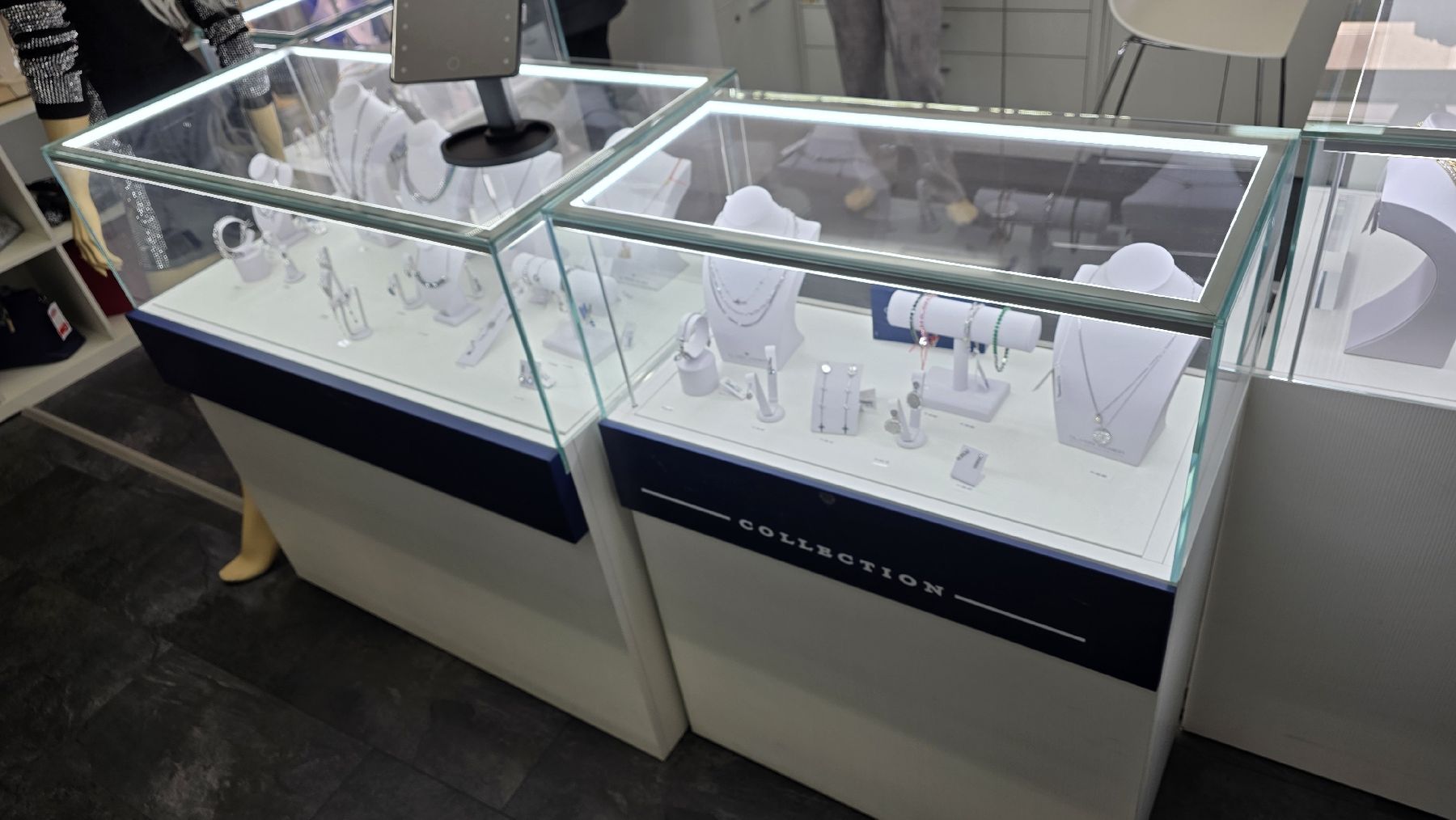 Allestimento di negozi e stand fieristici: Verkaufstresen / Vitrinen – Usato da Menziken venduto da eupaedi