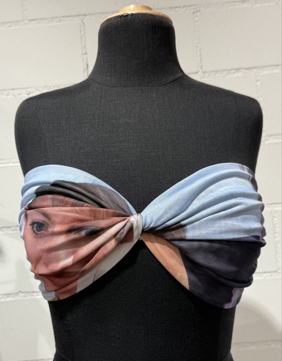 Top: NODRESS PRINTED BLUE BANDEAU TOP – Nuovo (secondo la descrizione) da Gächliwil venduto da dom_652g 1