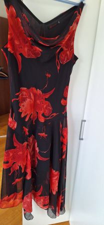 Magnifique robe d'été de couleur noire à fleurs rouges