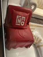 Coussin Fendi cuir rouge logo brodé état neuf 45x45cm