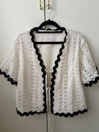 Weisse Spitzenbluse zum Binden mit schwarzer Bordüre - L 