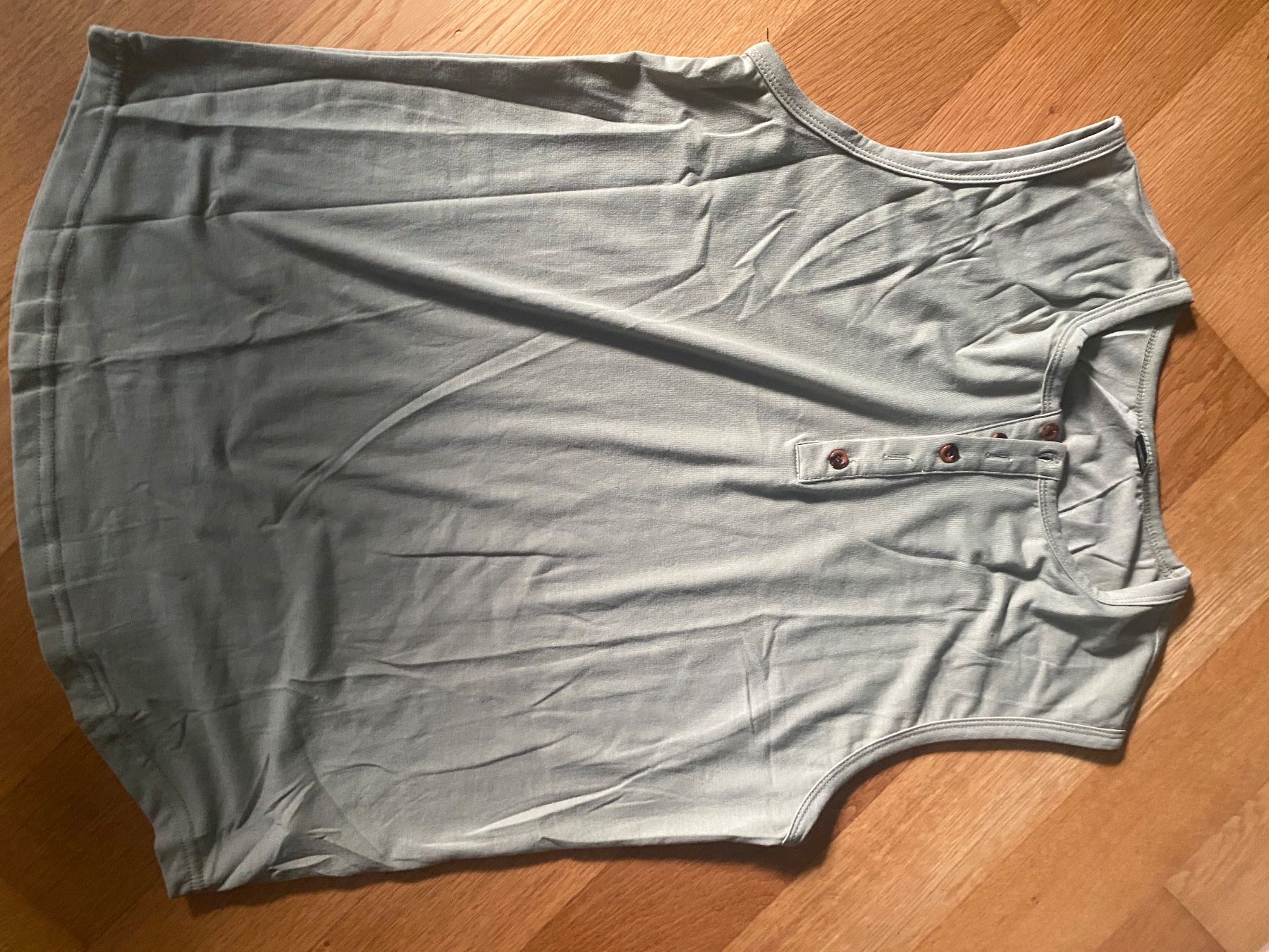 T-shirt: Sleeveless green T-shirt – Nuovo e nell'imballaggio originale da Zürich venduto da mel_z6hd