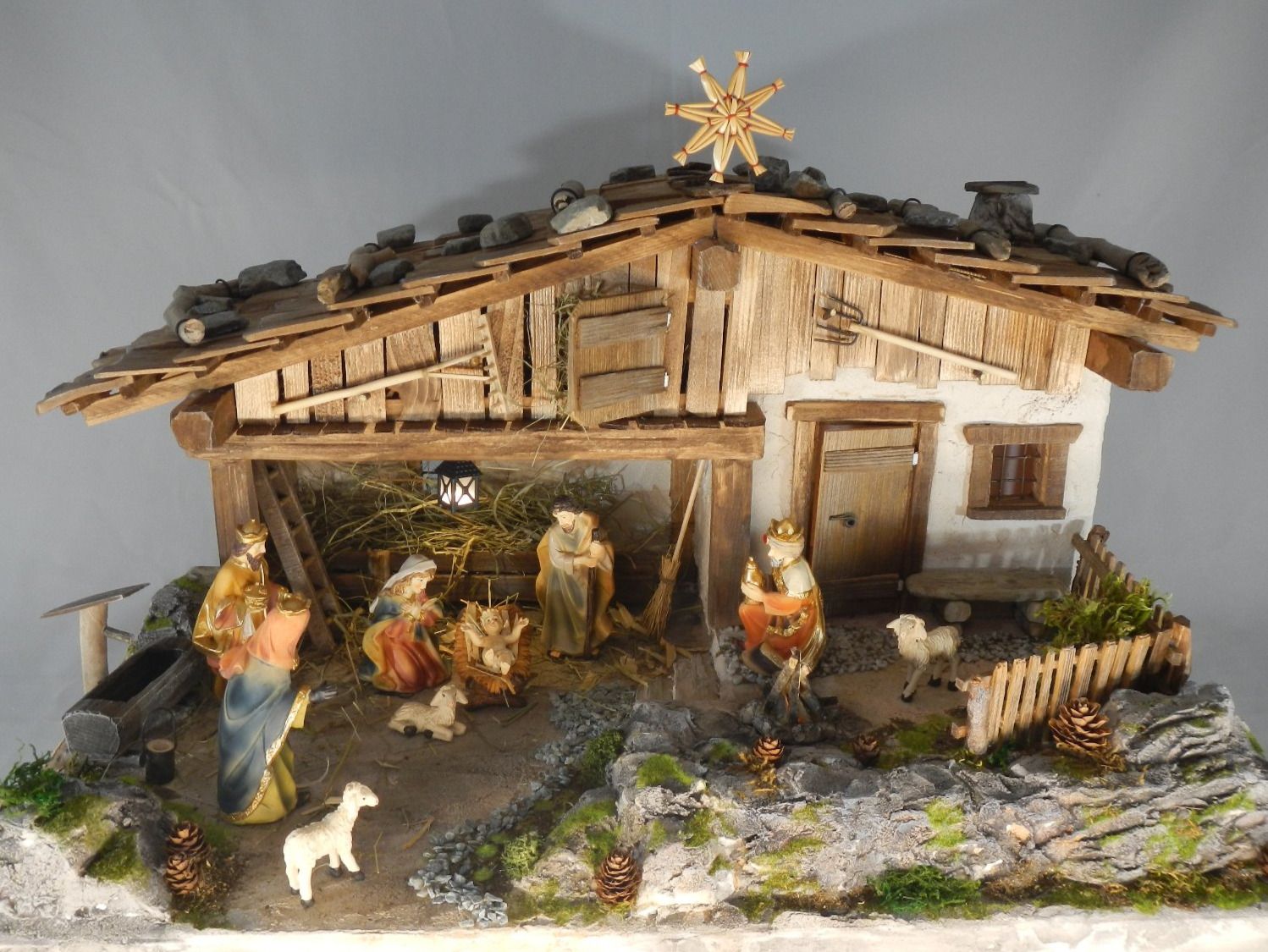 Sonstige Dekorationen & Accessoires: KRIPPENSTALL Handgefertigte Weihnachtskrippe mit Figuren 06 – Neu und originalverpackt aus Chur von