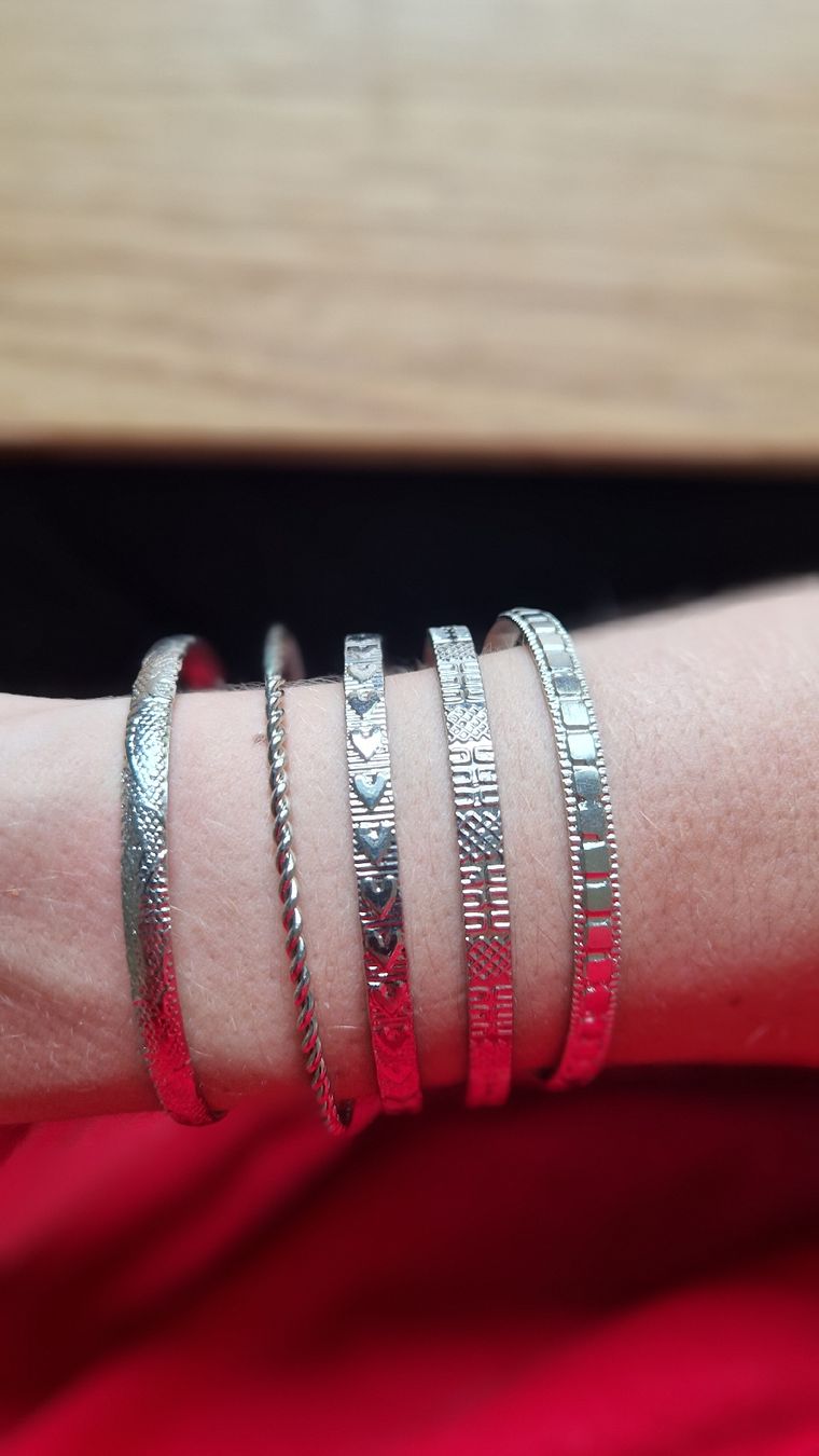 Bracelets: Lot de 5 bracelets Jonc – D'occasion à Villeneuve VD par asc_jc94