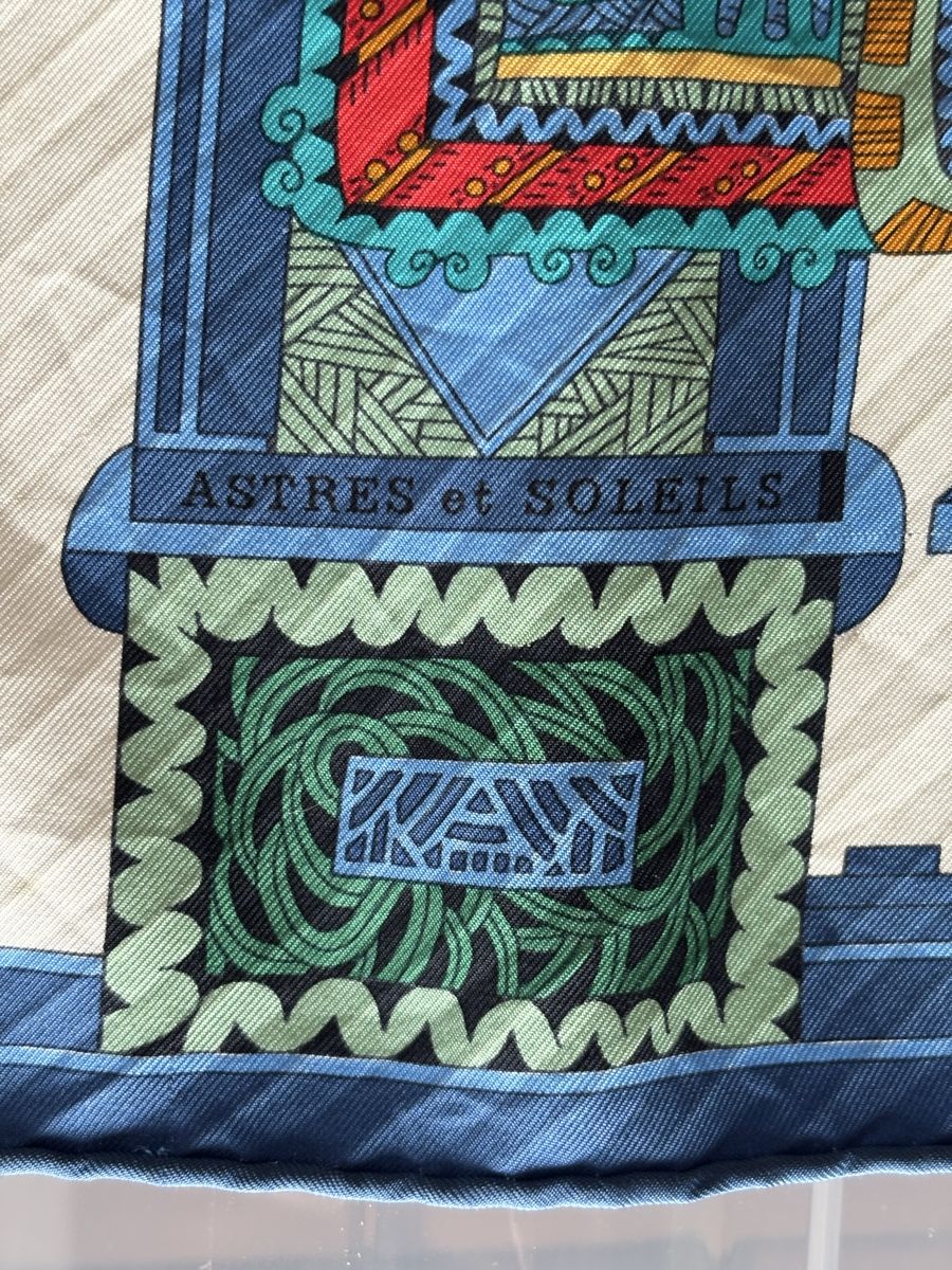 Hermès Foulard & Sciarpe: Foulard Hermès Astres et Soleils – Usato da Dotzigen venduto da SecondHandGems 3