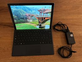 Surface Pro in gutem Zustand inkl. Type Cover (CH - QWERTZ)