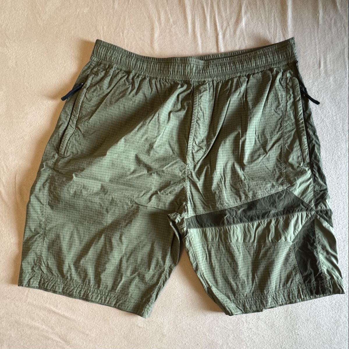 Stone Island Pantalons: Stone Island Short vert, taille L – D'occasion à Colombier NE par the_yq7x 1