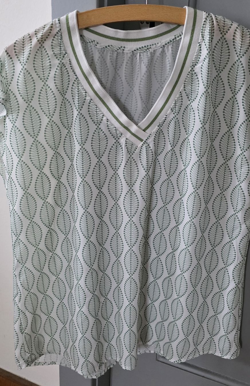 T-shirt: Tshirt Col V Blanc et Vert – Usato da Yverdon-les-Bains venduto da van_dq65 1
