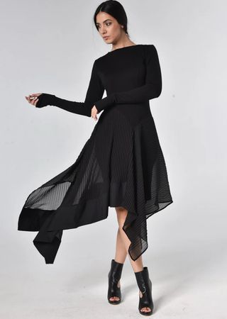 Elegantes, asymmetrisches plissiertes Chiffonkleid
