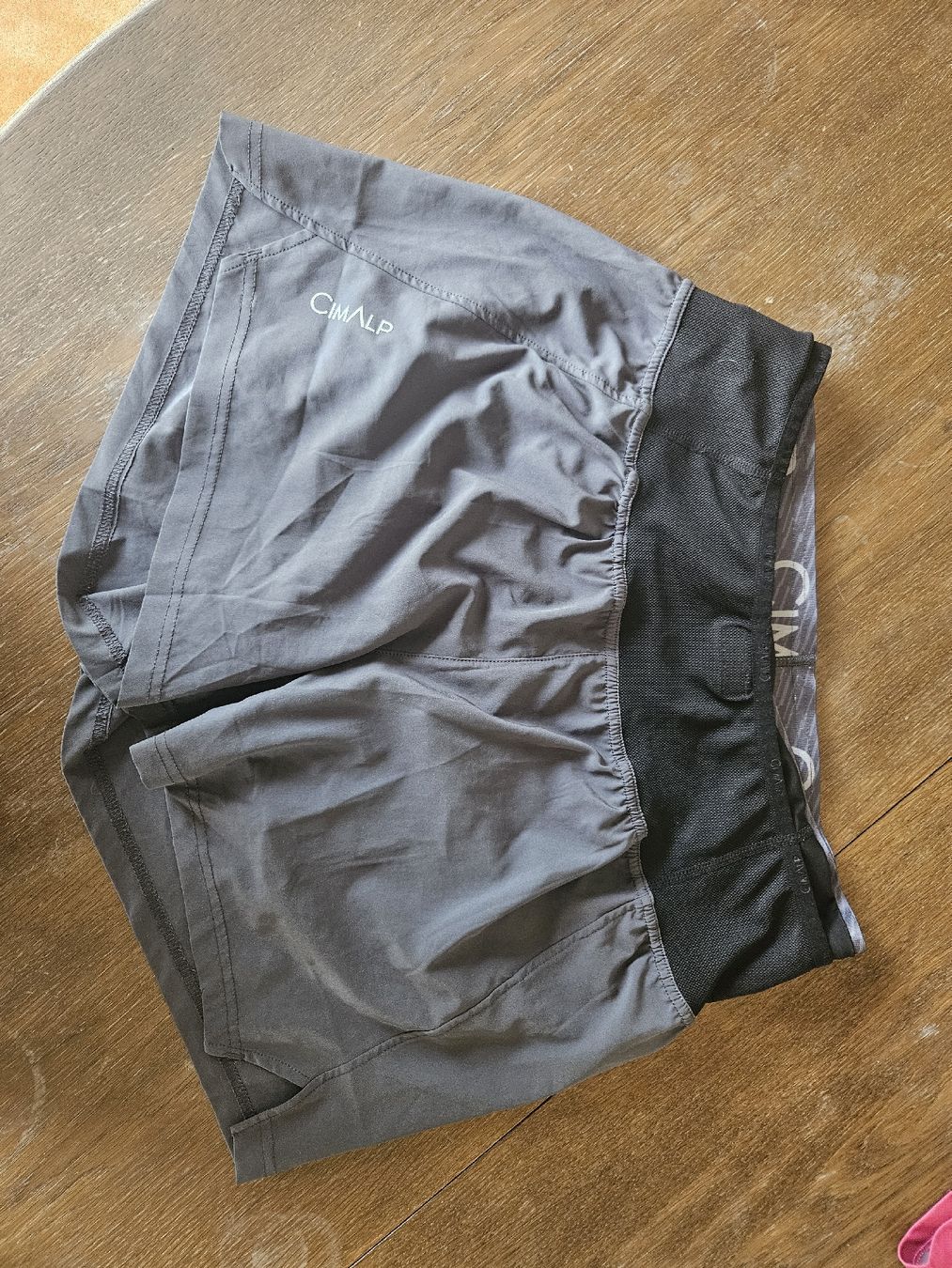 Pantaloni: Short de course à pied Cimalp taille M – Nuovo (secondo la descrizione) da Préverenges venduto da eveena