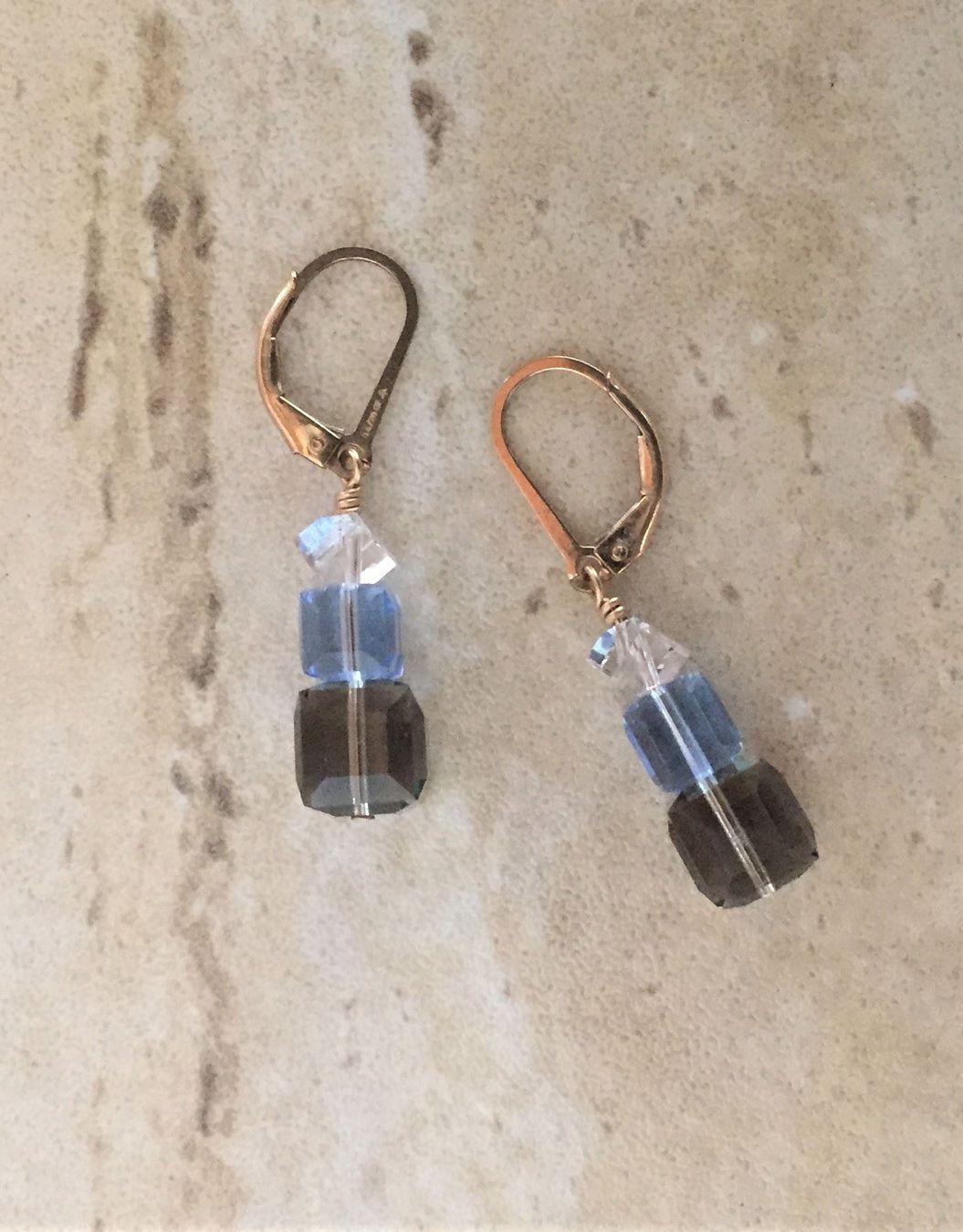 Orecchini pendenti & Orecchini a lobo: Boucles oreilles Ag doré & Swa. bleu Cub /  Ohrstecker – Nuovo e nell'imballaggio originale da Goumoens-la-Ville venduto da brandonv