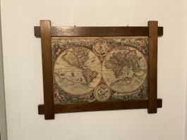 Dekorative Weltkarte mit Holzrahmen, Vintage-Stil