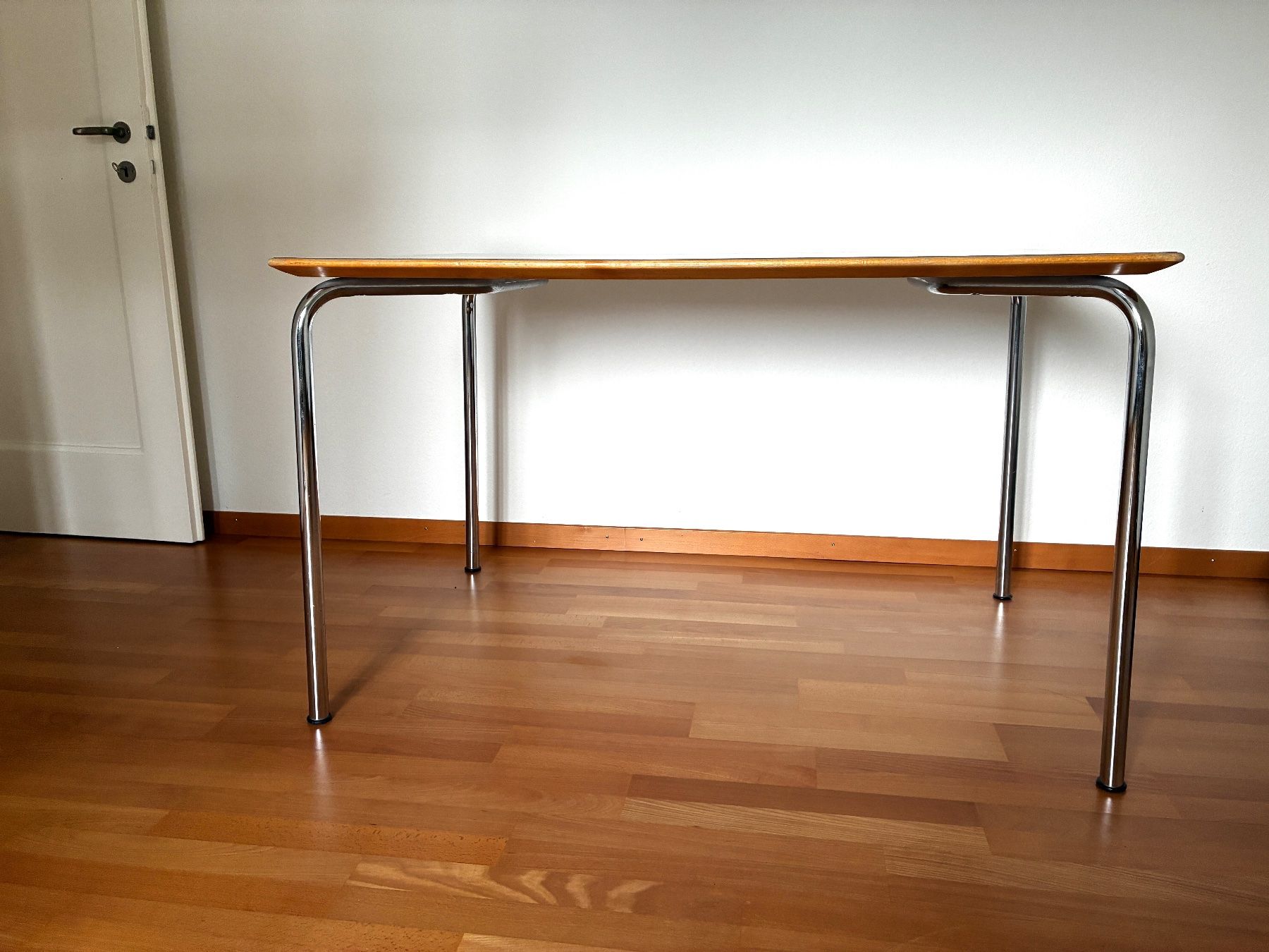 Tavoli: Schöner Holztisch mit Metallbeinen – Usato da Zürich venduto da leo_z9hq 2