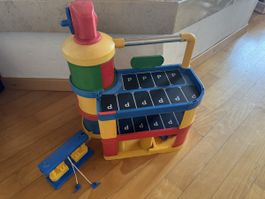 WParkgarage mit Autowaschanlage und Aufzug – Parkhaus für Sp