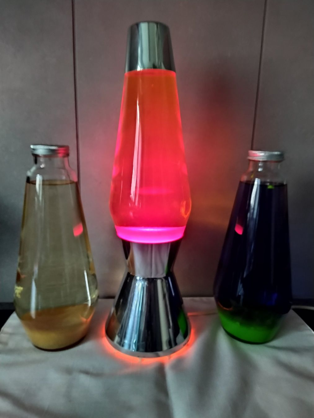 Mathmos Lampade: Mathmos Astro Lavalampe Silber glänzend mit 3 Flaschen – Usato da Beringen venduto da Arven86 3