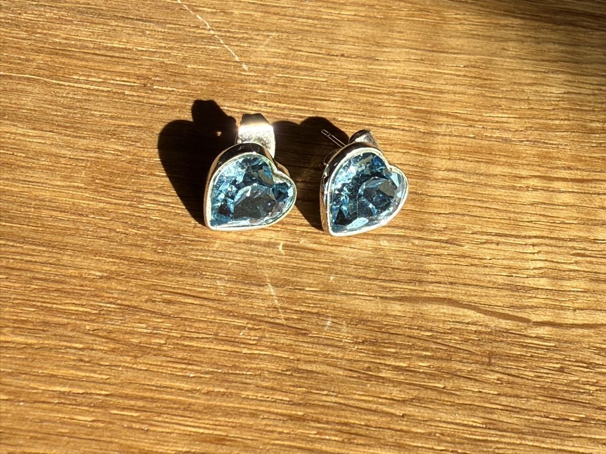 Ohrringe & -stecker: Elegante Silbernfarbene Ohrstecker mit blauen Stein – Gebraucht aus Weiningen ZH von -Adenin- 1