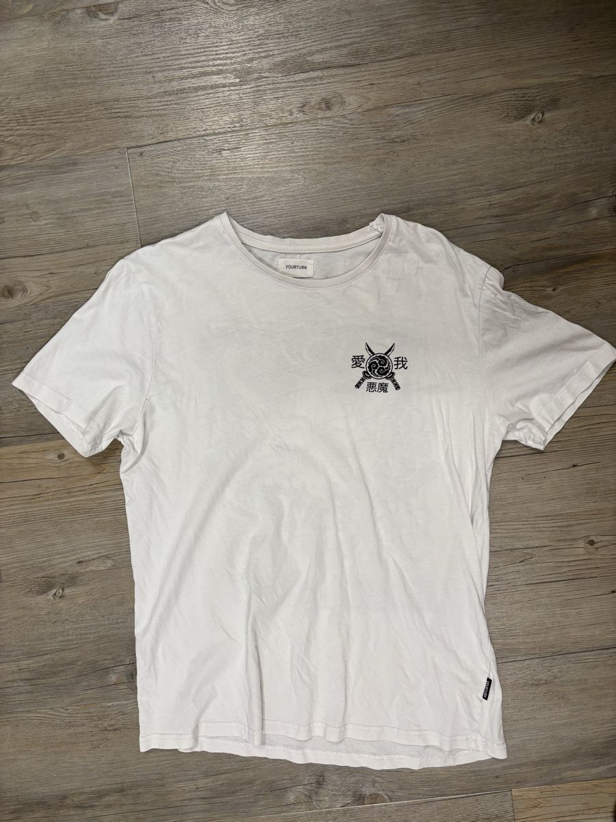 T-shirt: Tshirt  – Usato da Schaffhausen venduto da lua_9yfq