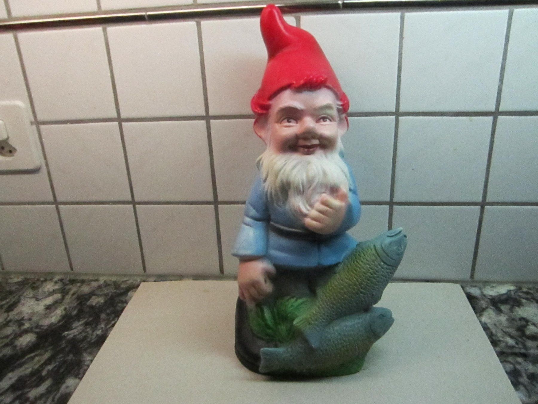 Figuren: Gartenzwerg, 34cm gross mit Fisch. – Gebraucht aus Mellingen von Wupper