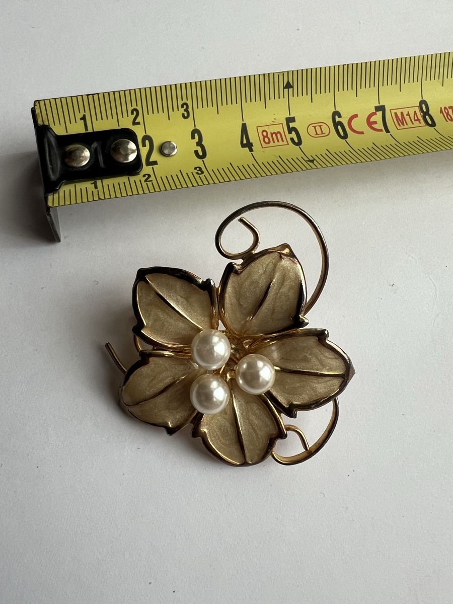 Spille & Fermagli: Flower-shaped brooch. The pin clasp is missing – Usato da Zürich venduto da Zurich_TimeCapsule 2
