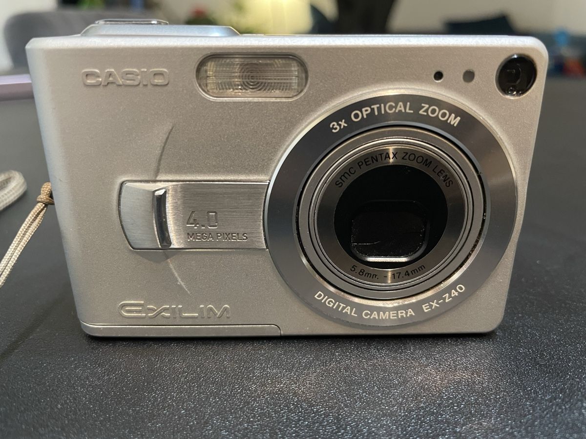 Casio Fotocamera: Casio Exilim EX-Z40 Retro Digitalkamera mit Dockingstation – Usato da Wädenswil venduto da dai_2bcv 1