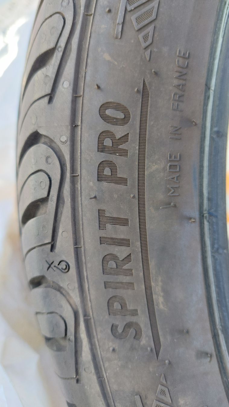 Pneus & Kompletträder: 2 Pneus Été 225 - 40 - R18 – Gebraucht aus GENEVE von gloogloo 1