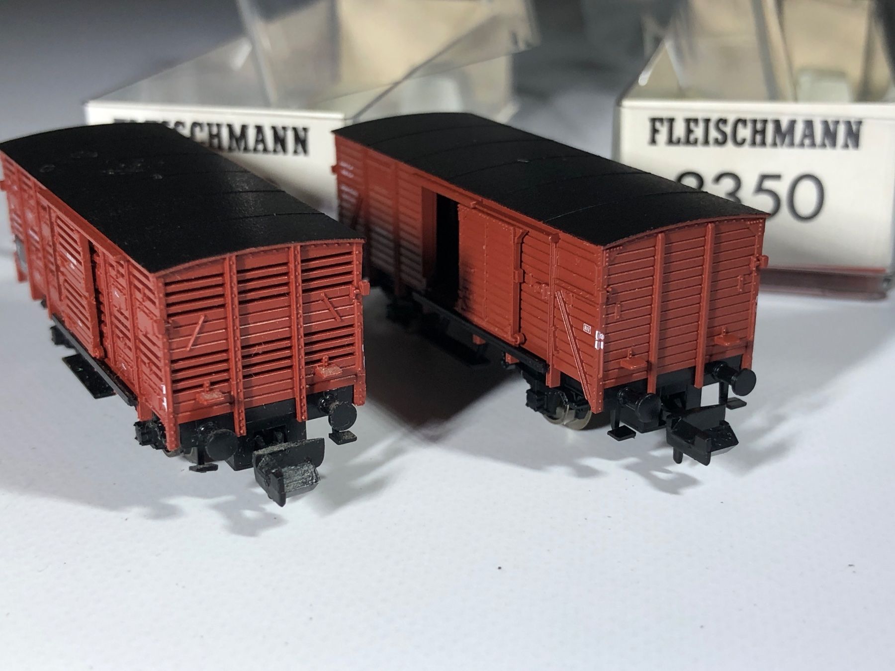 Fleischmann Modelleisenbahnen: 2x Fleischmann Güterwagen gedeckt 8350, Spur N – Gebraucht aus Bergdietikon von Garak 6