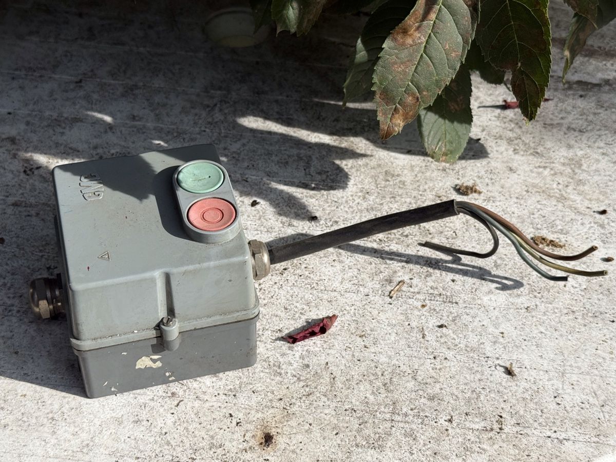 Interrupteurs: Elektrokasten, Ein-Aus-Schalter, grau – D'occasion à Dussnang par pml253