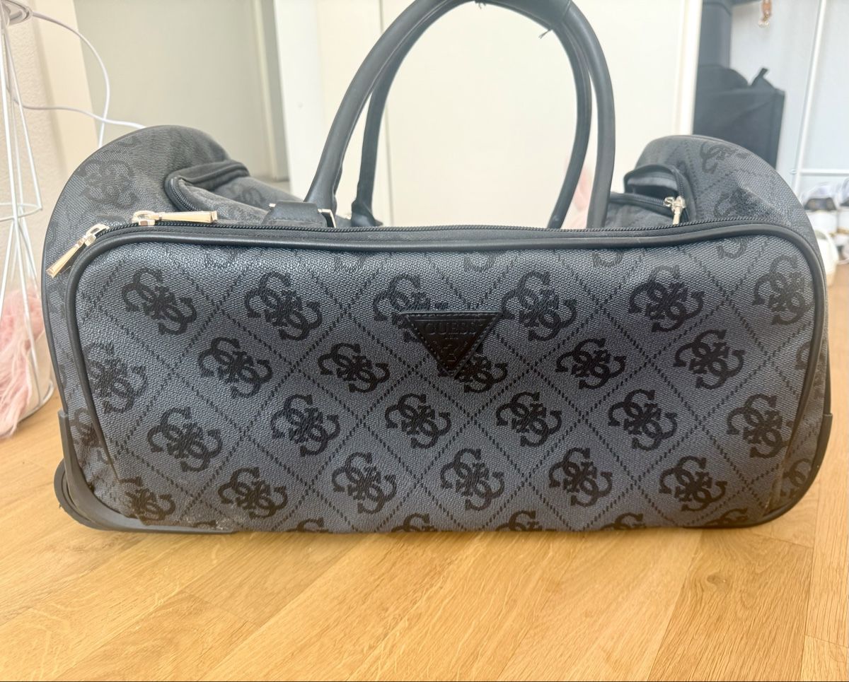 Valigie: Guess Reisetasche mit Rollen – Usato da Winterthur venduto da spaccafunnu86