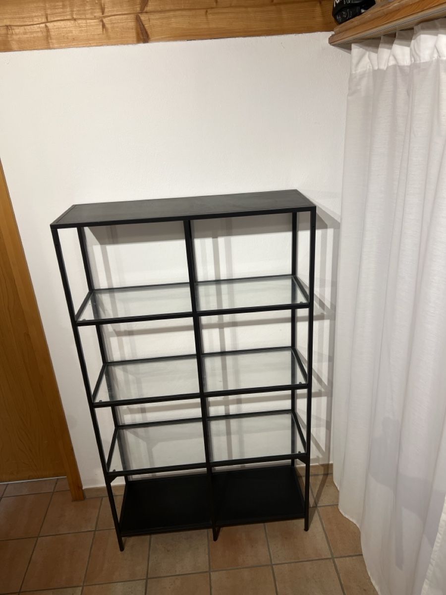 Regale: Schwarzes Metallregal mit Glasböden – Gebraucht aus Jenins von GRPI3 2