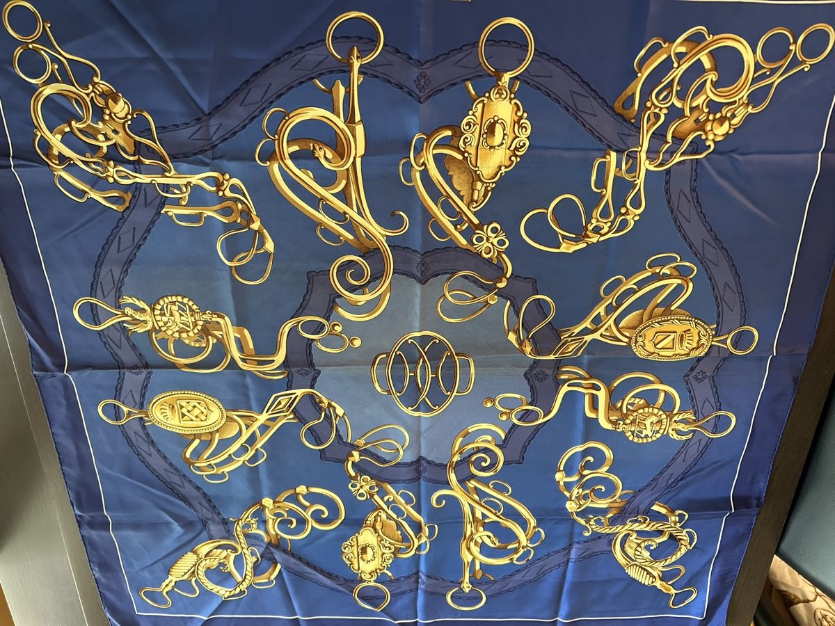 Hermès Foulards & écharpes: Carré Hermès modèle "Profil Sellier". – D'occasion à Bubendorf par Chantal4416