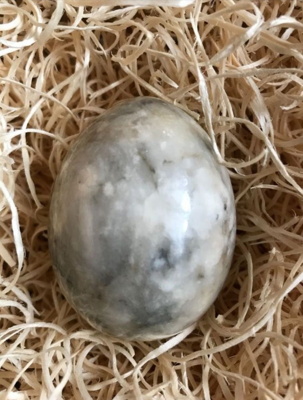 Mineralien & Heilsteine: EI AUS GRAU/WEISS/GELBEN STEIN - STEINEI. – Gebraucht aus Buchs AG von Cuescu 1