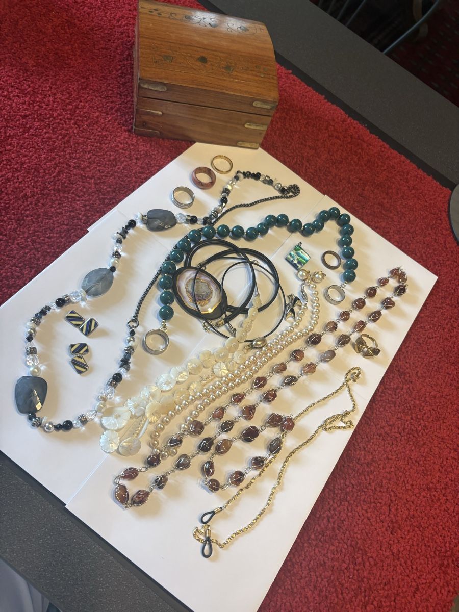 Autres bijoux: Mode Schmuck mit Holz Schatulle  – D'occasion à Murten par Tzaugg 1