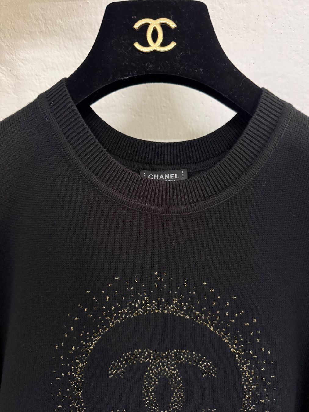 Chanel Maglioni & Felpe: Pullover Chanel schwarz Gold Logo Muster gebraucht – Nuovo e nell'imballaggio originale da Lutzenberg venduto da Schatzkiste88 2