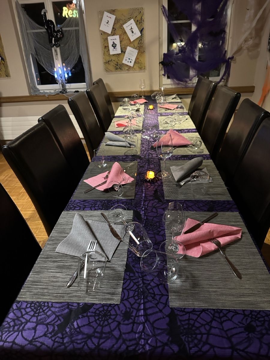Set di tavolo e panche: Tischdecken Halloween Spinnennetz – Usato da Wangen SZ venduto da ang_vcw8