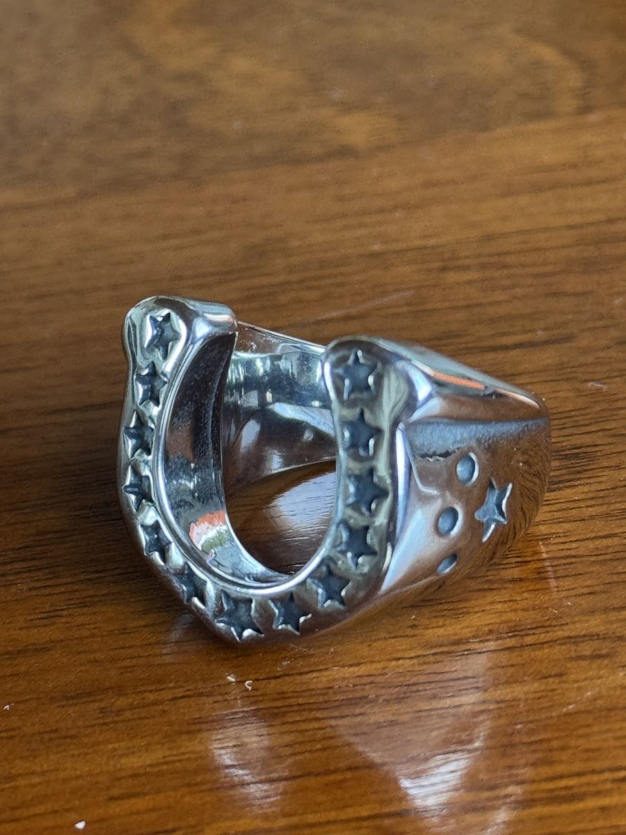 Anelli: Horseshoe Ring with Star Accents Size 9 – Nuovo e nell'imballaggio originale da Effretikon venduto da expiredrice 2